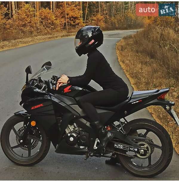 Мотоцикл Без обтекателей (Naked bike) Honda CBR 125R