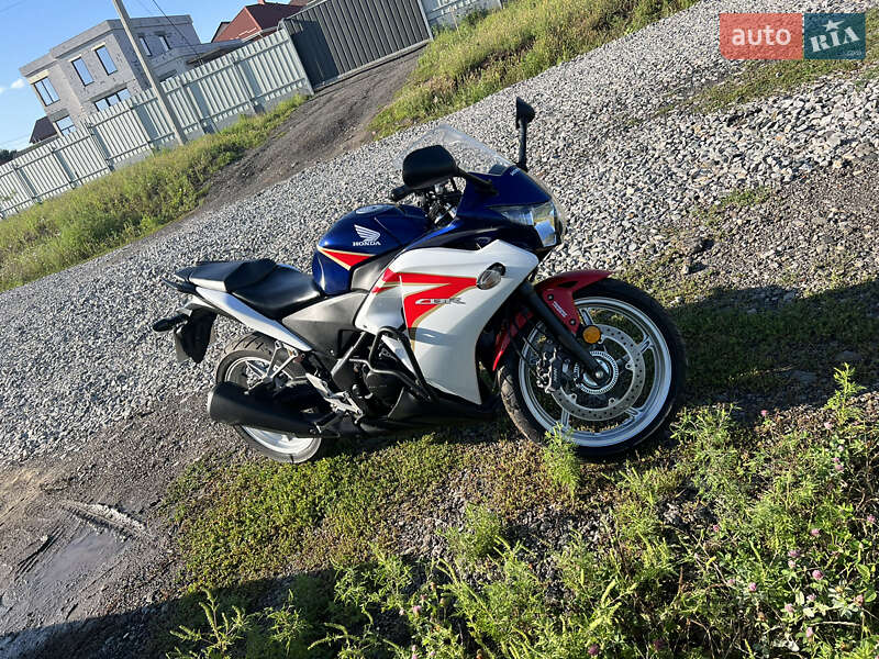 Мотоцикл Многоцелевой (All-round) Honda CBR 250R