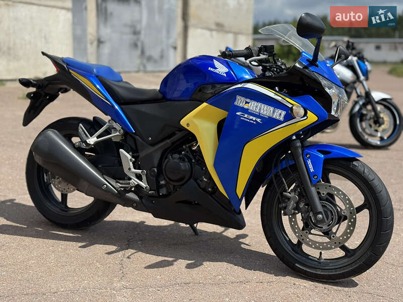 Мотоцикл Без обтекателей (Naked bike) Honda CBR 250R