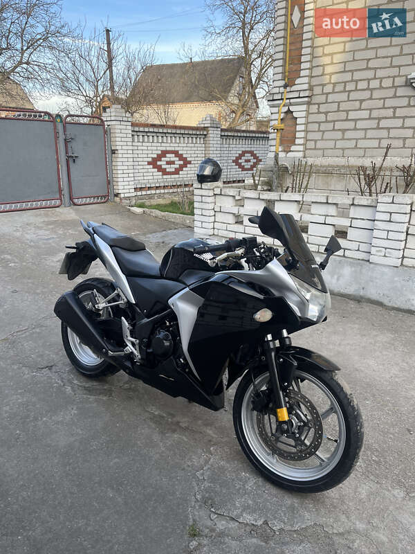 Мотоцикл Классик Honda CBR 250R