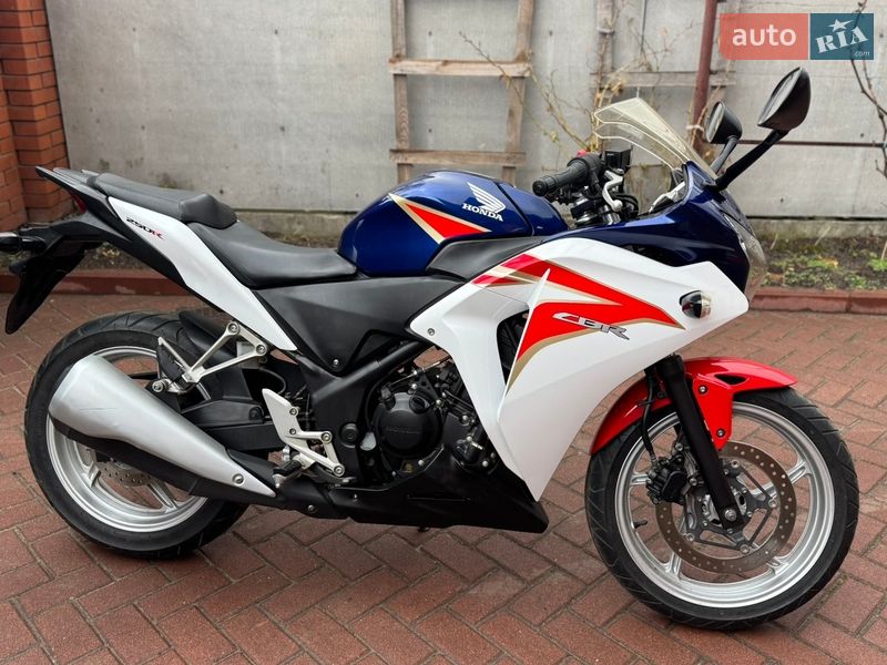 Мотоцикл Без обтікачів (Naked bike) Honda CBR 250R