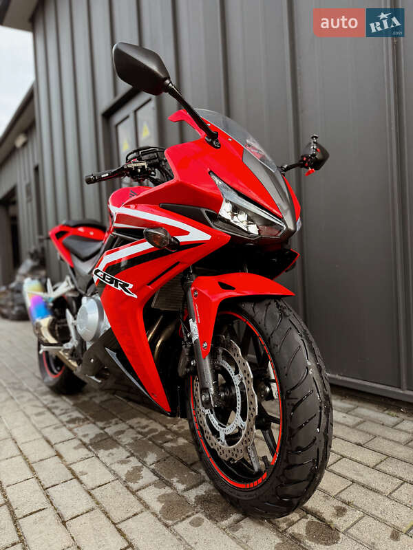 Мотоцикл Спорт-туризм Honda CBR 400R