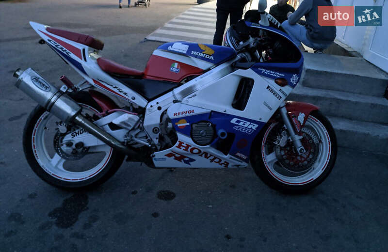 Спортбайк Honda CBR 400RR