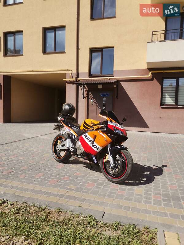 Мотоцикл Спорт-туризм Honda CBR 600RR