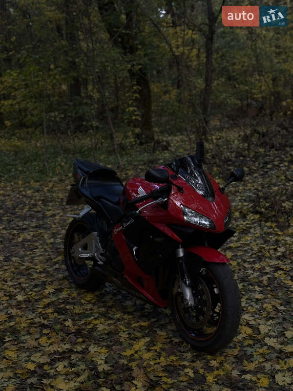 Мотоцикл Спорт-туризм Honda CBR 600RR