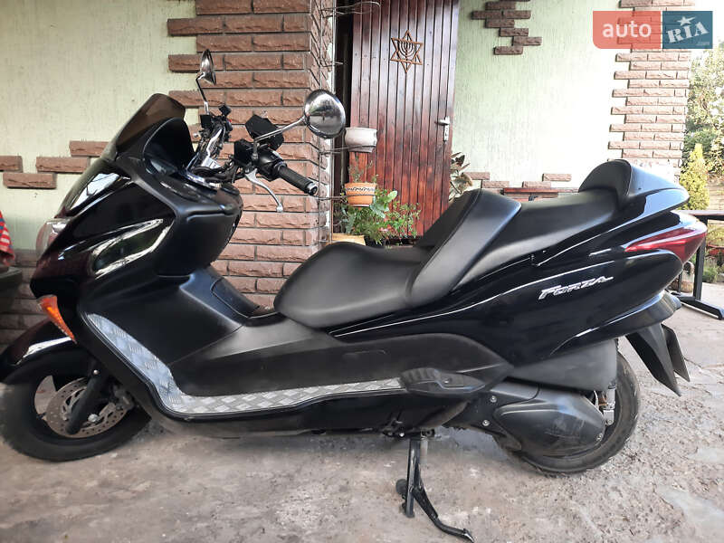 Макси-скутер Honda Forza 125