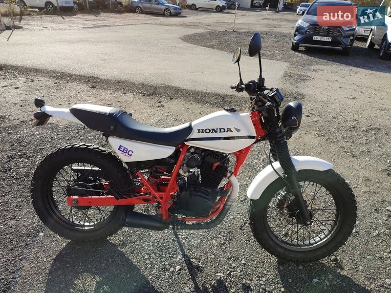 Мотоцикл Без обтекателей (Naked bike) Honda FTR 223