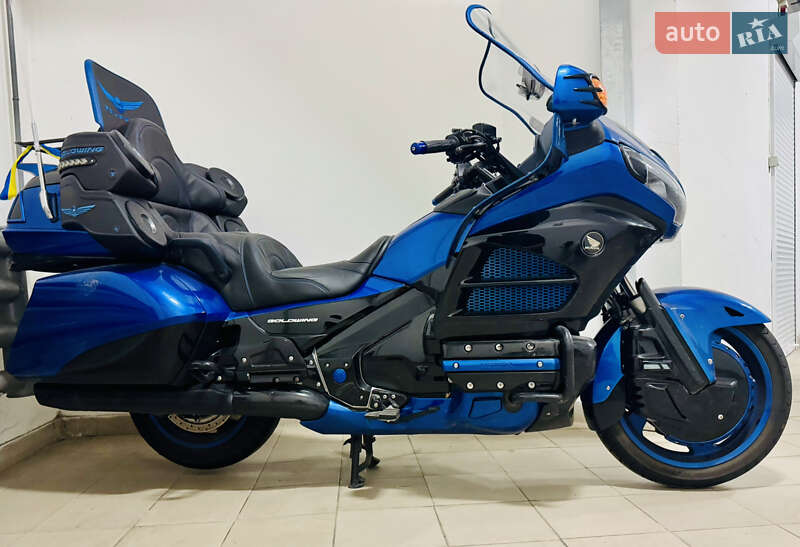 Мотоцикл Туризм Honda Gold Wing GL 1800
