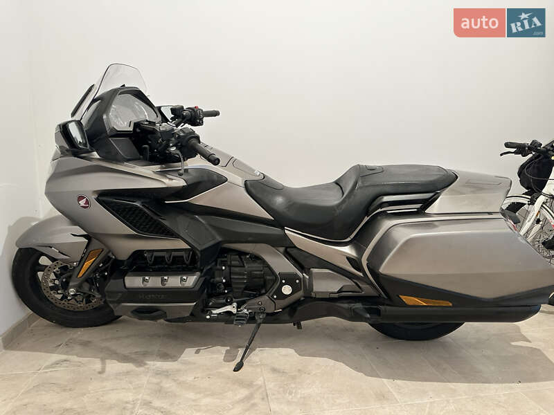Мотоцикл Туризм Honda Gold Wing GL 1800