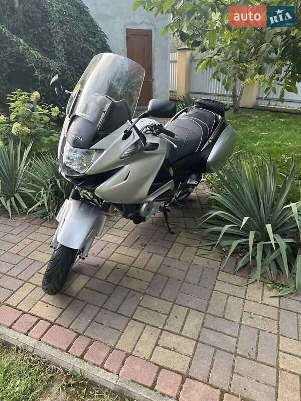 Мотоцикл Классик Honda NT 700V