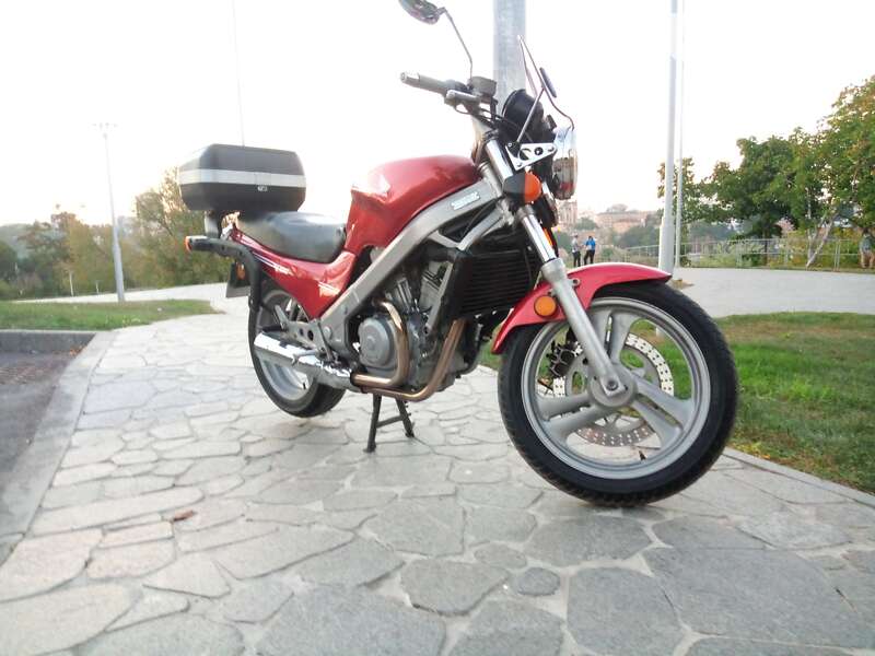 Мотоцикл Классик Honda NTV 650 (Revere)