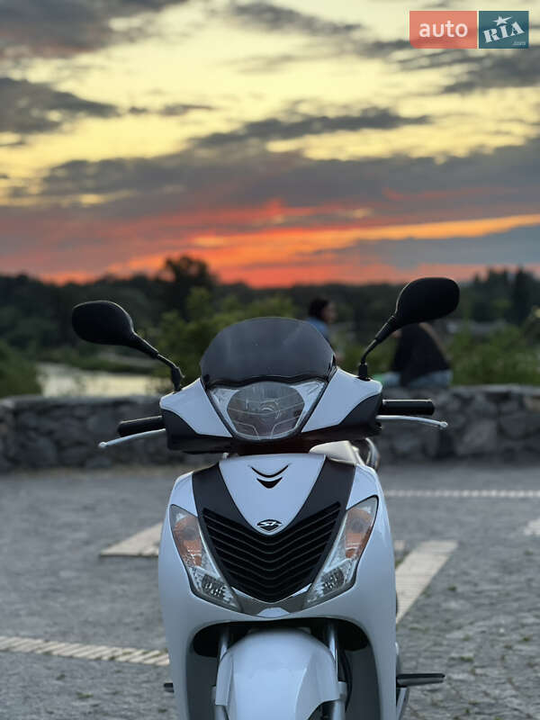 Макси-скутер Honda SH 150