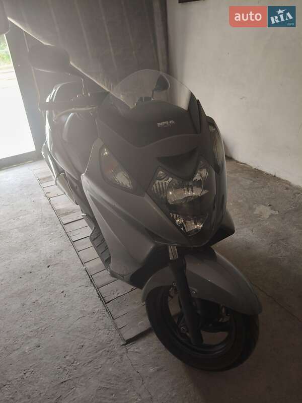 Макси-скутер Honda Silver Wing 400