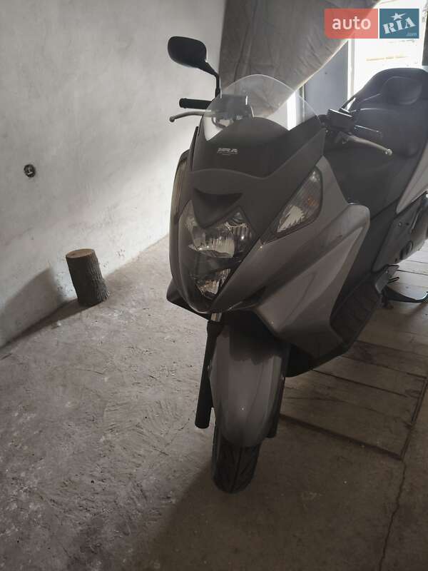 Макси-скутер Honda Silver Wing 400