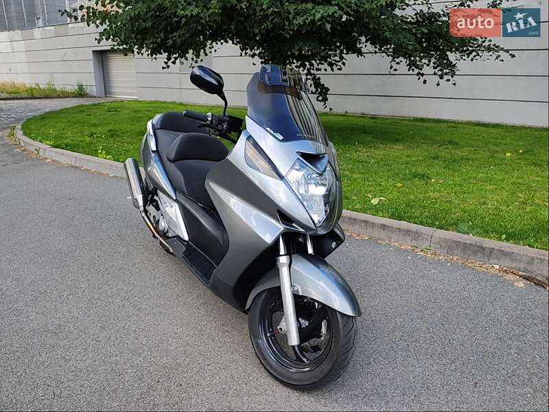 Макси-скутер Honda Silver Wing 600