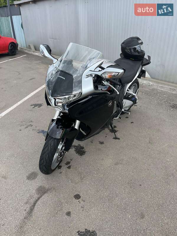 Мотоцикл Круизер Honda VFR 1200F