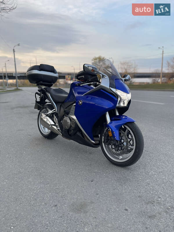 Мотоцикл Классик Honda VFR 1200F