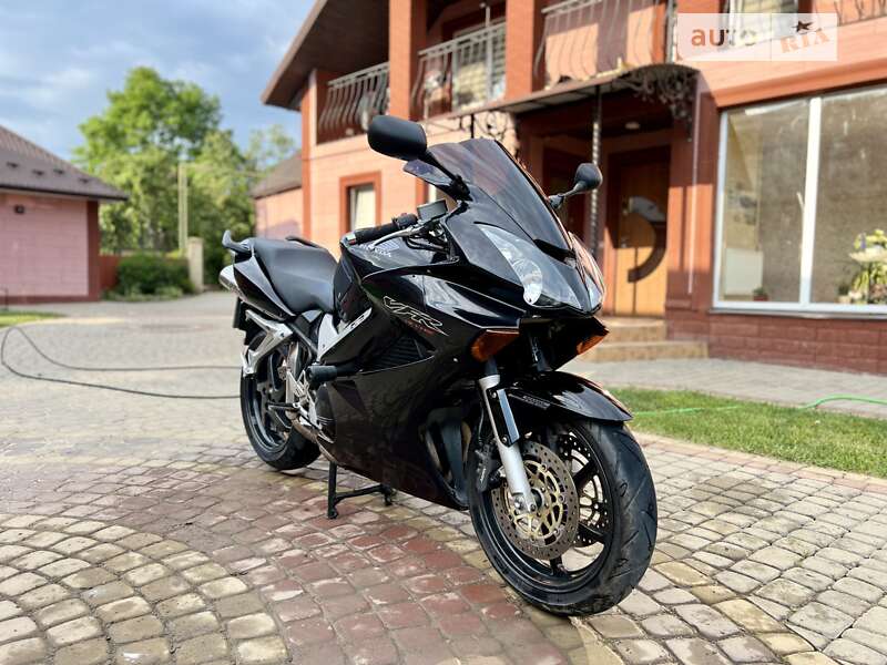 Спортбайк Honda VFR 800F Interceptor
