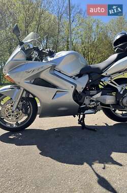 Honda VFR 800F Interceptor  2004