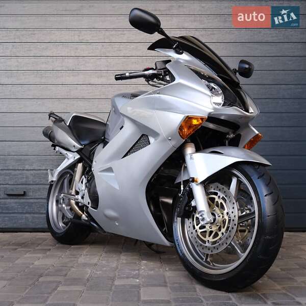 Мотоцикл Без обтекателей (Naked bike) Honda VFR 800F Interceptor