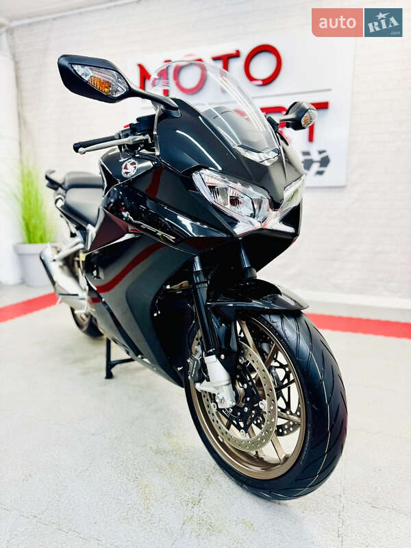 Спортбайк Honda VFR 800F Interceptor
