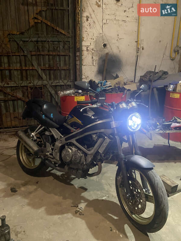 Мотоцикл Без обтекателей (Naked bike) Honda VT 250 Spada