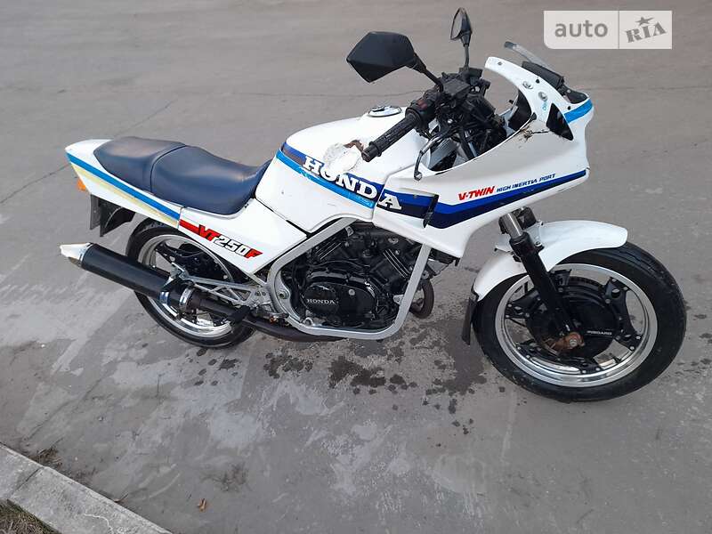 Мотоцикл Классік Honda VT 250F