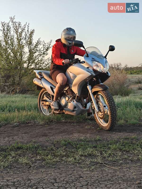 Мотоцикл Спорт-туризм Honda XL 125V Varadero