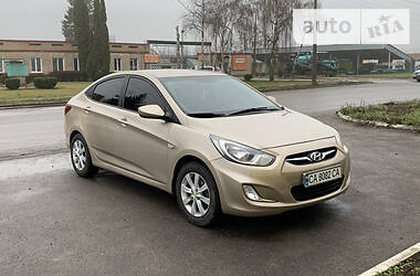 Hyundai Accent  2012