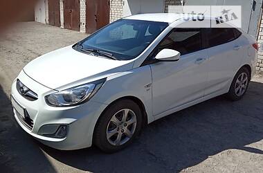 Hyundai Accent  2012