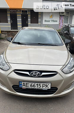 Hyundai Accent  2012