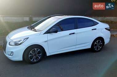 Hyundai Accent  2012
