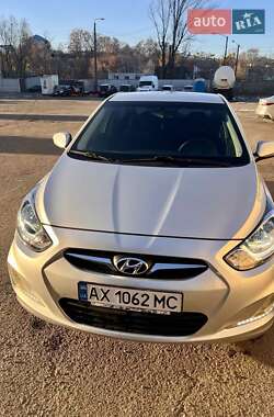 Hyundai Accent  2012