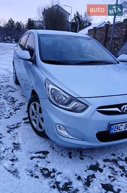 Hyundai Accent  2011