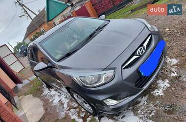 Hyundai Accent  2012