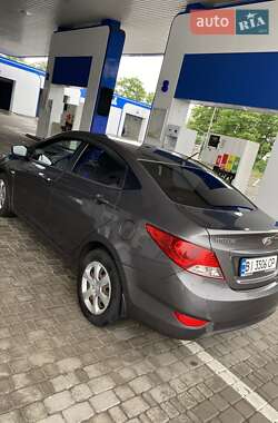 Hyundai Accent  2011