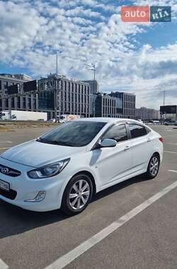 Hyundai Accent  2012