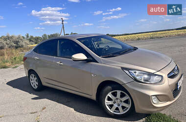 Hyundai Accent  2011