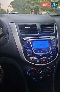 Hyundai Accent  2011