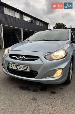 Hyundai Accent  2012