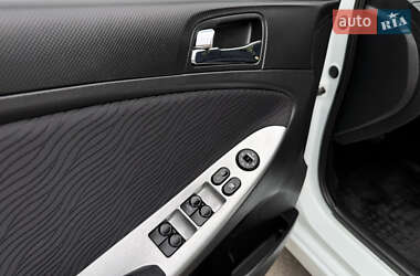 Hyundai Accent  2012