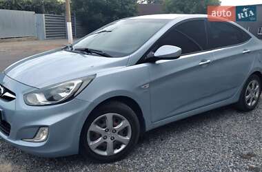 Hyundai Accent  2012