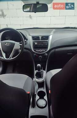 Hyundai Accent  2012