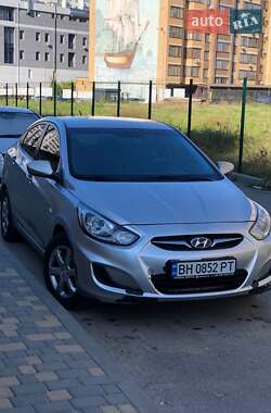 Hyundai Accent  2011