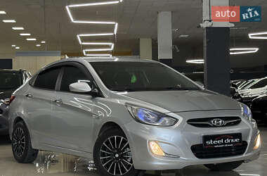 Hyundai Accent  2011