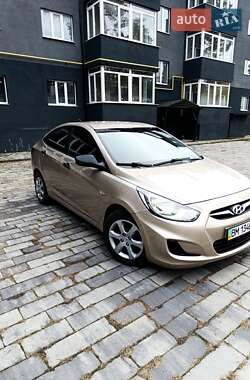 Hyundai Accent  2011