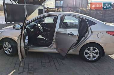 Hyundai Accent  2012