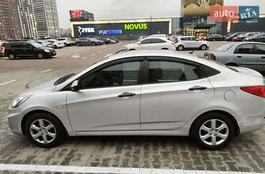 Hyundai Accent  2011