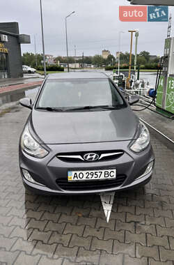 Hyundai Accent  2012