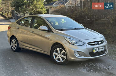 Hyundai Accent  2012